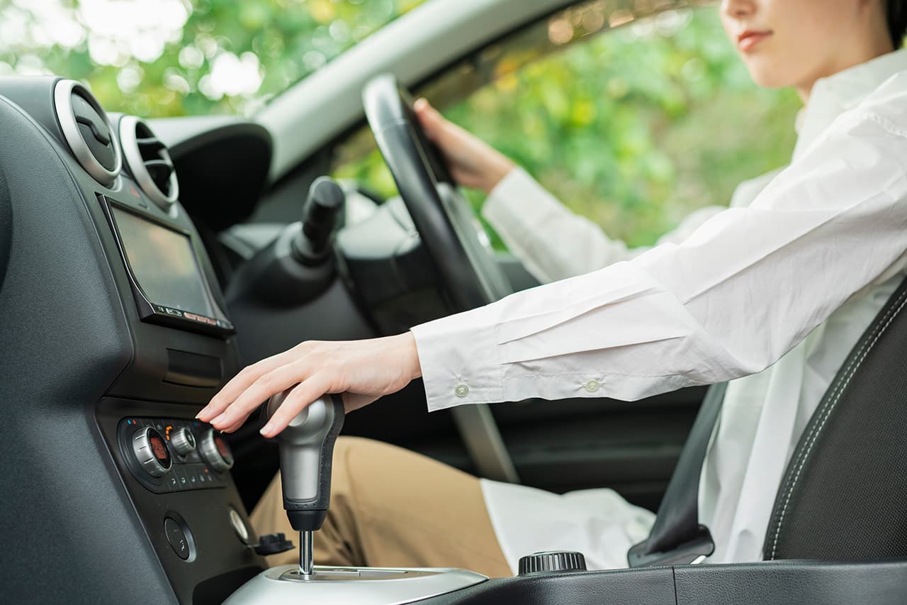 女性が運転している様子