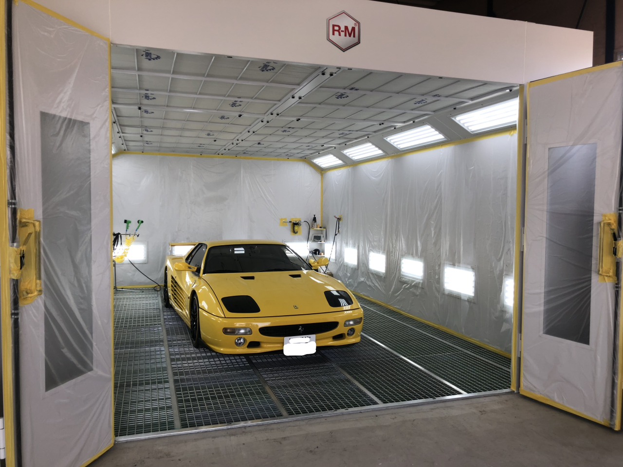 塗装ブースの中の黄色い車